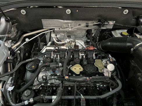 Used 2025 Volkswagen Atlas Cross Sport SE image 32