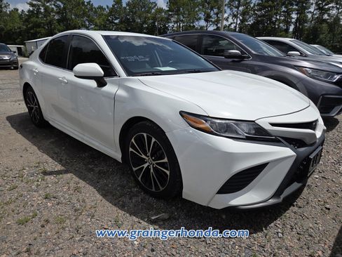 Used 2020 Toyota Camry SE FWD image 4