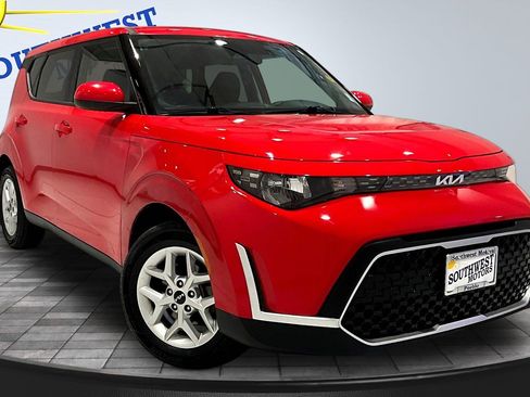 Used 2024 Kia Soul LX w/ Option Group 015 FWD image 3