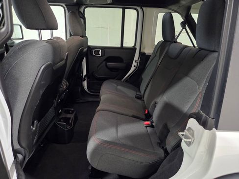 Used 2025 Jeep Wrangler Unlimited Rubicon image 16