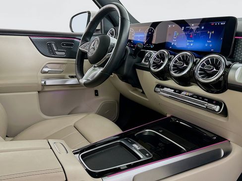 Used 2024 Mercedes-Benz GLB 250 4MATIC w/ Driver Assistance Package image 31