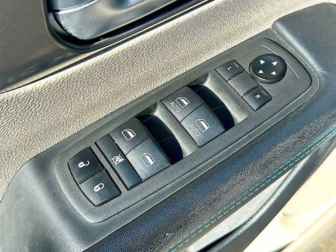 Used 2021 Chrysler Pacifica Touring-L image 15