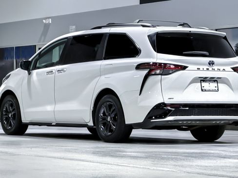 Used 2024 Toyota Sienna XSE AWD/4WD image 3