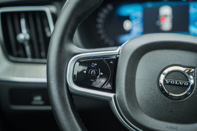 Certified 2025 Volvo XC60 B5 Plus w/ Climate Package AWD/4WD image 28