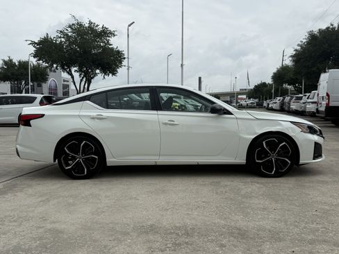Used 2023 Nissan Altima 2.5 SR FWD image 3