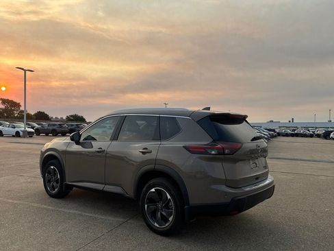 Used 2024 Nissan Rogue SV w/ SV Premium Package AWD/4WD image 15
