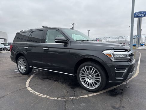 Used 2024 Ford Expedition Limited image 3