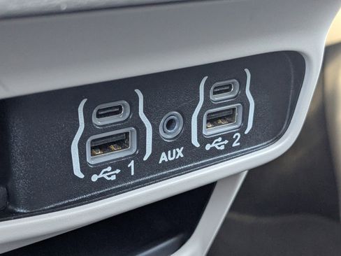 Used 2024 Chrysler Pacifica Touring-L image 24