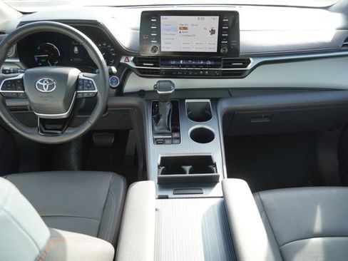 Used 2023 Toyota Sienna XSE FWD image 12