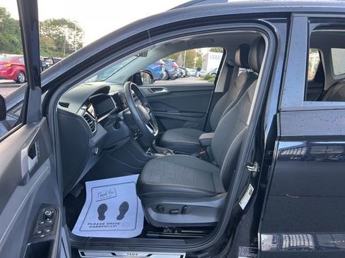 Certified 2025 Volkswagen Taos SE image 26