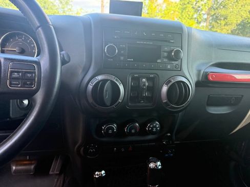 Used 2017 Jeep Wrangler Unlimited Rubicon w/ Connectivity Group AWD/4WD image 11