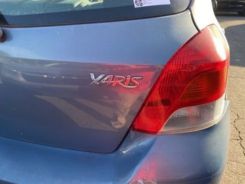 Used 2011 Toyota Yaris 4-Door Hatchback image 8