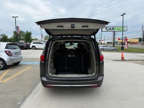 Used 2017 Chrysler Pacifica Touring-L Plus FWD image 12