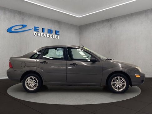 Used 2005 Ford Focus ZX4 Sedan image 2