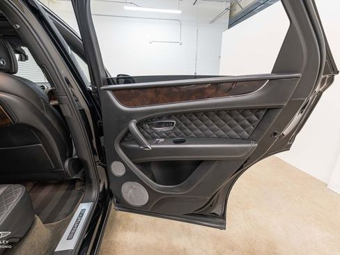 Used 2017 Bentley Bentayga AWD/4WD image 30