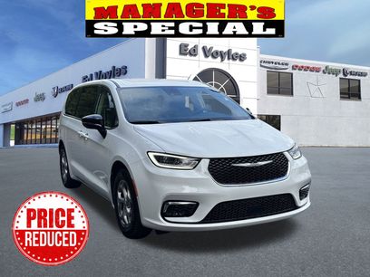 Used 2024 Chrysler Pacifica Limited w/ Uconnect Theater Family Group