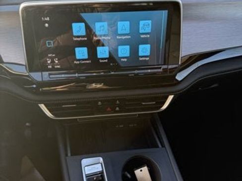 Certified 2025 Volkswagen Atlas Cross Sport SE image 21