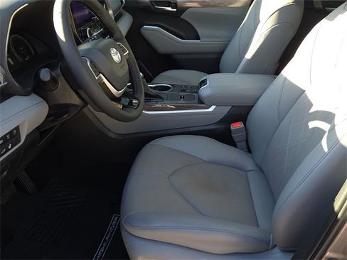 Used 2023 Toyota Highlander L image 19