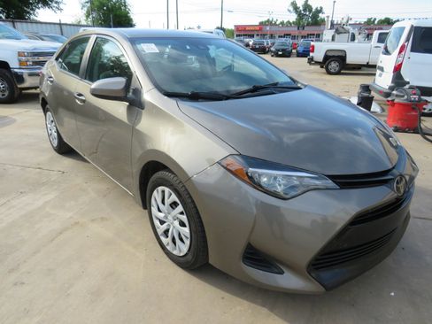 Used 2019 Toyota Corolla LE image 3