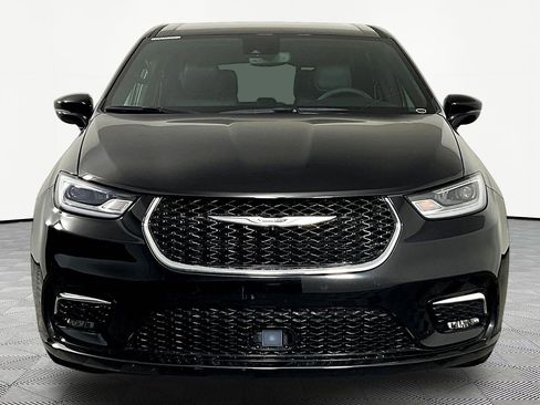 Used 2025 Chrysler Pacifica Select FWD image 2