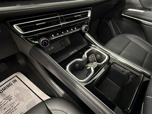 Used 2024 Chevrolet Traverse LT w/ Midnight/Sport Edition image 23