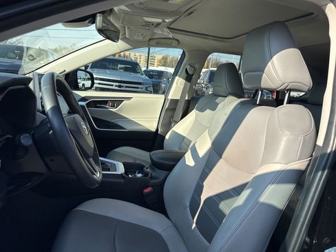 Used 2021 Toyota RAV4 XLE Premium image 15