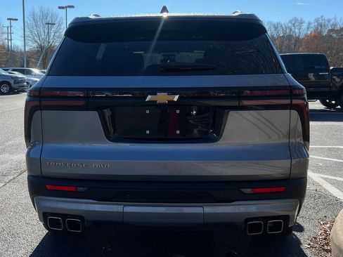 Used 2025 Chevrolet Traverse LT image 14