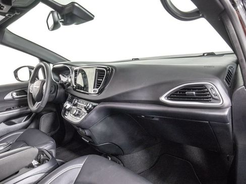 Used 2025 Chrysler Pacifica Select FWD image 20