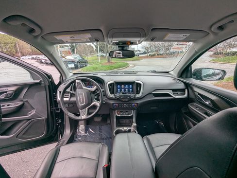 Used 2023 GMC Terrain SLT image 12