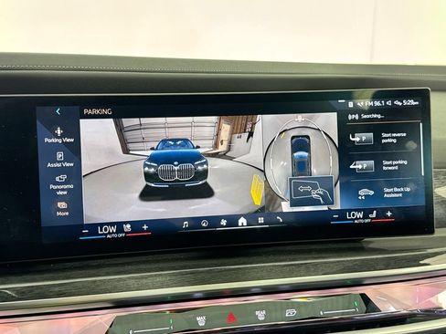 Used 2023 BMW i7 xDrive60 AWD/4WD image 36
