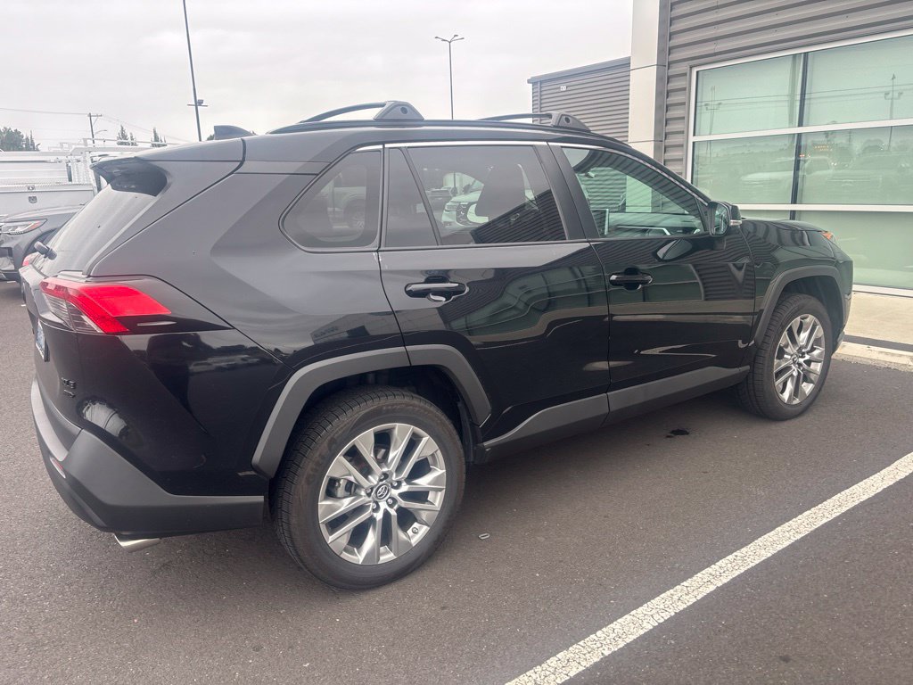 Used 2019 Toyota RAV4 XLE Premium w/ Cold Weather Package AWD/4WD image 4