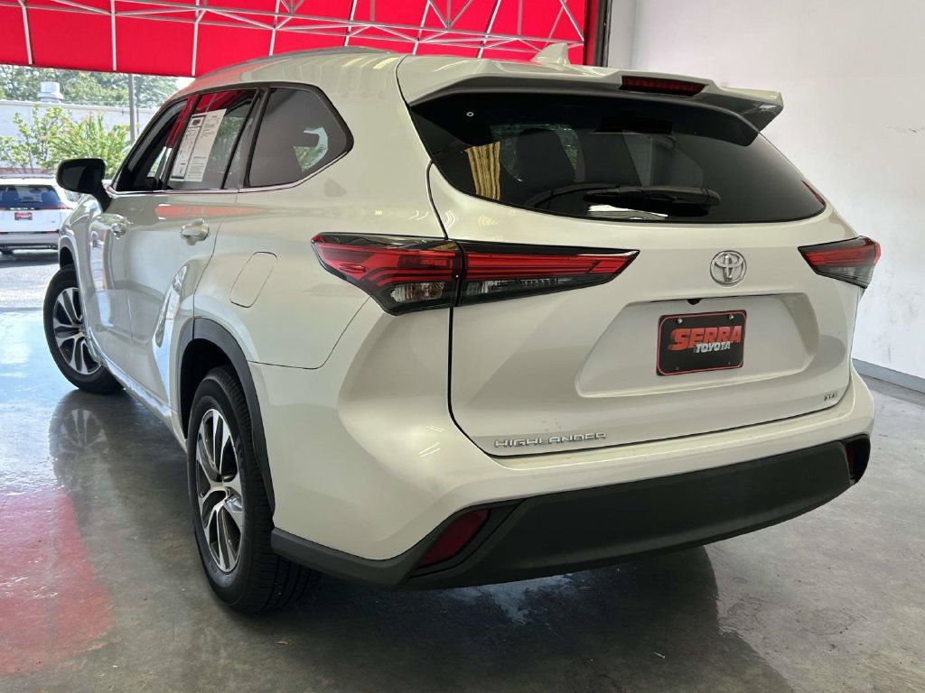 Used 2022 Toyota Highlander XLE FWD image 5