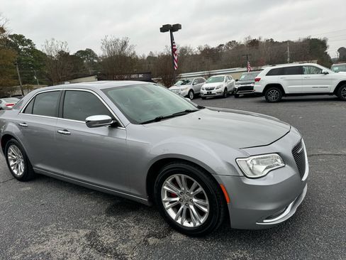 Used 2017 Chrysler 300 C image 7