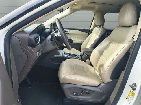 Used 2020 Ford Explorer Platinum w/ Premium Technology Package image 18