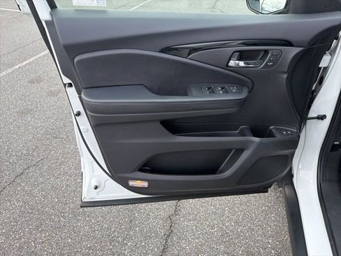 Used 2020 Honda Pilot Touring image 11