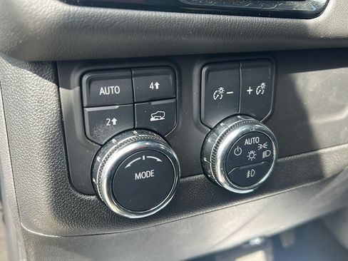 Used 2025 GMC Yukon XL Denali AWD/4WD image 27
