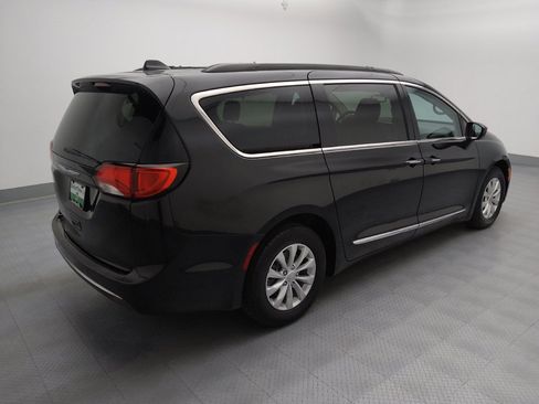 Used 2017 Chrysler Pacifica Touring-L FWD image 10