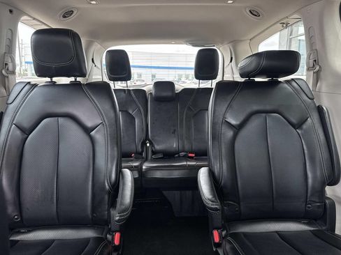 Used 2023 Chrysler Pacifica Touring-L FWD image 10