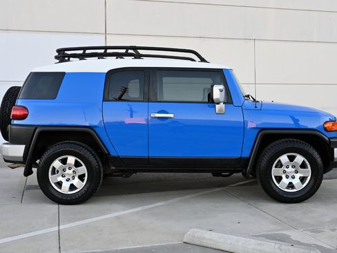 Used 2008 Toyota FJ Cruiser 2WD image 8