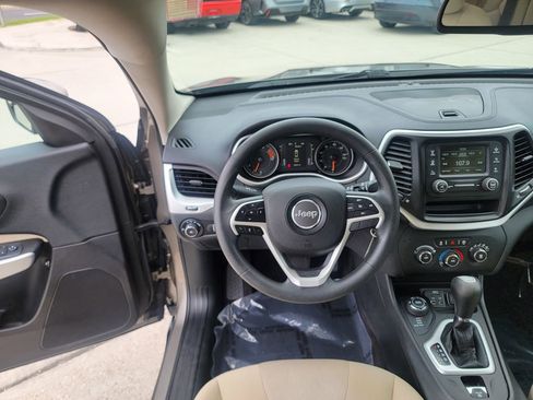 Used 2018 Jeep Cherokee Latitude AWD/4WD image 18