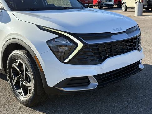 Used 2023 Kia Sportage LX image 9