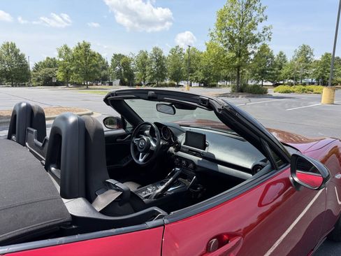 Used 2020 MAZDA MX-5 Miata Sport RWD image 20