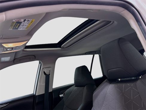 Used 2021 Toyota RAV4 XLE image 18