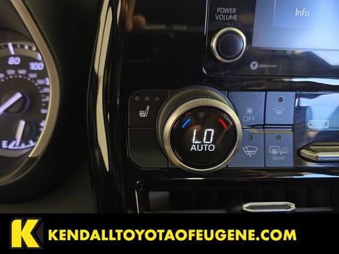 Used 2022 Toyota Highlander XLE AWD/4WD image 19