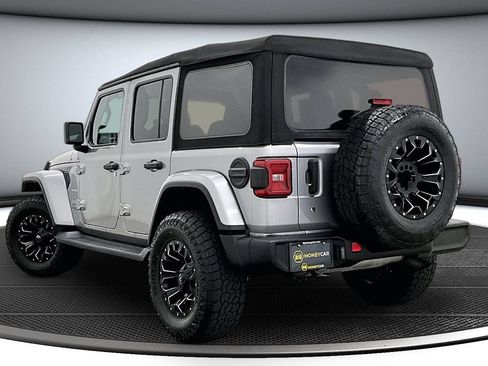 Used 2019 Jeep Wrangler Unlimited Sahara AWD/4WD image 4