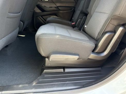 Used 2023 Chevrolet Traverse LT FWD image 14
