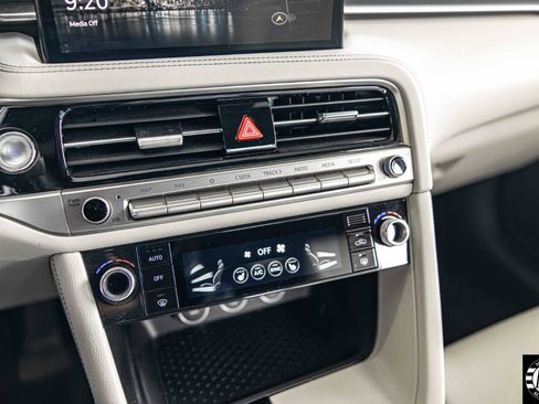 Used 2025 Genesis G70 2.5T image 14