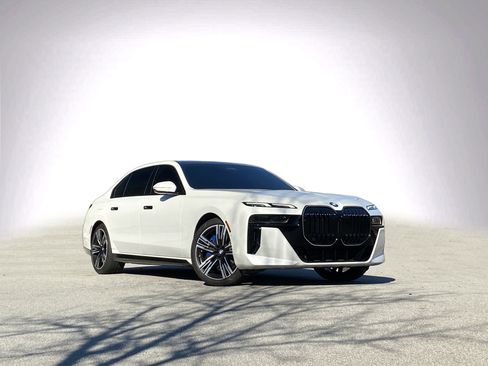 Used 2025 BMW 740i w/ Premium Package image 2