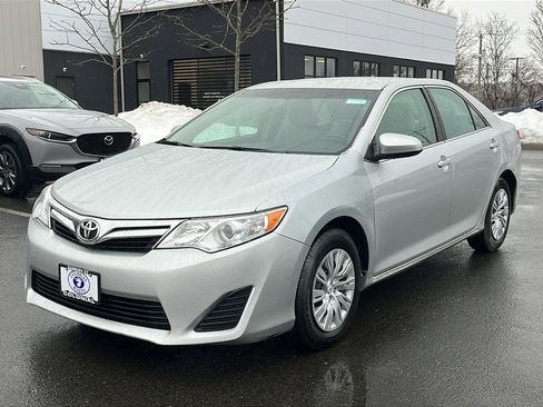 Used 2014 Toyota Camry LE image 2