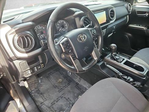 Used 2019 Toyota Tacoma TRD Off-Road w/ Technology Package AWD/4WD image 12